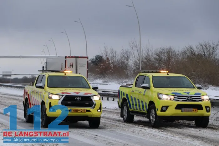 Midden-Brabantweg Waalwijk deels afgesloten na scharen van vrachtwagen 14 Midden-Brabantweg Waalwijk deels afgesloten na scharen van vrachtwagen 112 De Langstraat