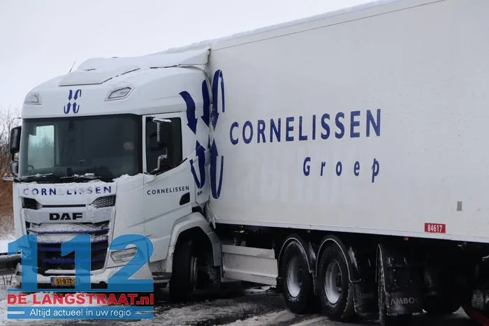 Midden-Brabantweg Waalwijk deels afgesloten na scharen van vrachtwagen 15 Midden-Brabantweg Waalwijk deels afgesloten na scharen van vrachtwagen 112 De Langstraat