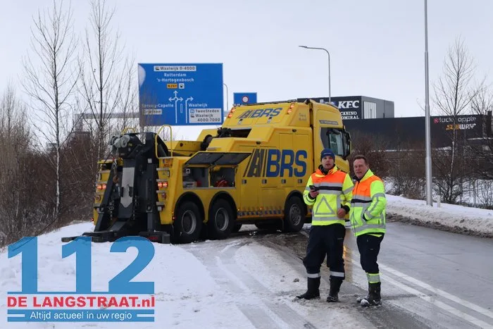 Midden-Brabantweg Waalwijk deels afgesloten na scharen van vrachtwagen 16 Midden-Brabantweg Waalwijk deels afgesloten na scharen van vrachtwagen 112 De Langstraat