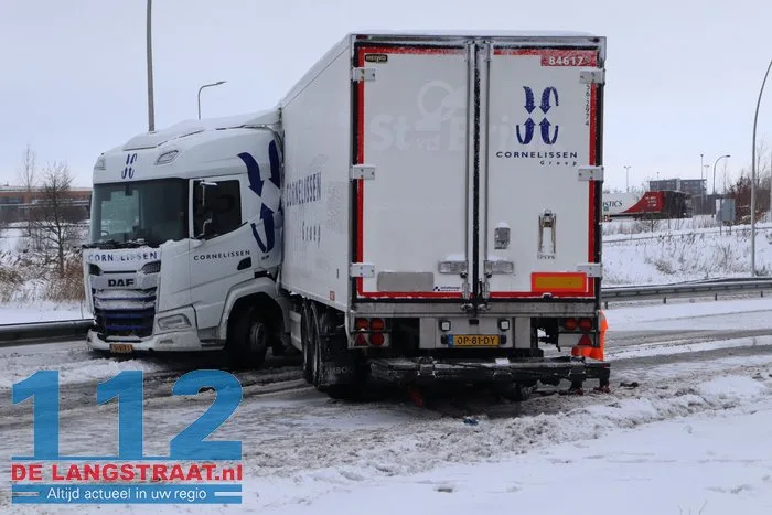 Midden-Brabantweg Waalwijk deels afgesloten na scharen van vrachtwagen 17 Midden-Brabantweg Waalwijk deels afgesloten na scharen van vrachtwagen 112 De Langstraat