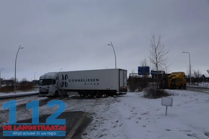 Midden-Brabantweg Waalwijk deels afgesloten na scharen van vrachtwagen 18 Midden-Brabantweg Waalwijk deels afgesloten na scharen van vrachtwagen 112 De Langstraat