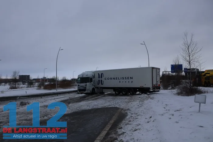 Midden-Brabantweg Waalwijk deels afgesloten na scharen van vrachtwagen 19 Midden-Brabantweg Waalwijk deels afgesloten na scharen van vrachtwagen 112 De Langstraat