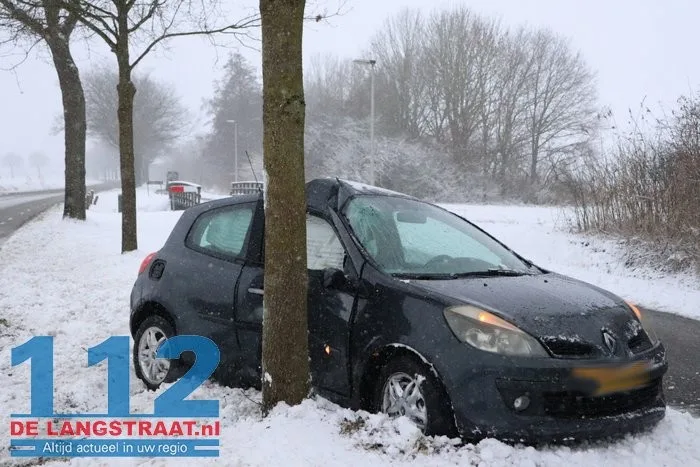 Auto door gladheid tegen boom in Elshout 1 Auto door gladheid tegen boom in Elshout 112 De Langstraat