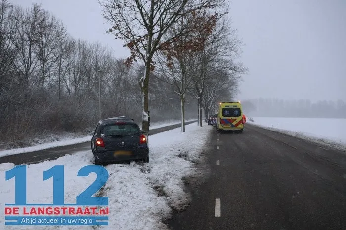 Auto door gladheid tegen boom in Elshout 2 Auto door gladheid tegen boom in Elshout 112 De Langstraat
