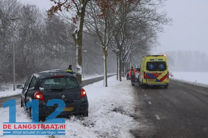 Auto door gladheid tegen boom in Elshout 3 Auto door gladheid tegen boom in Elshout 112 De Langstraat