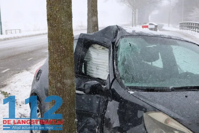 Auto door gladheid tegen boom in Elshout 4 Auto door gladheid tegen boom in Elshout 112 De Langstraat
