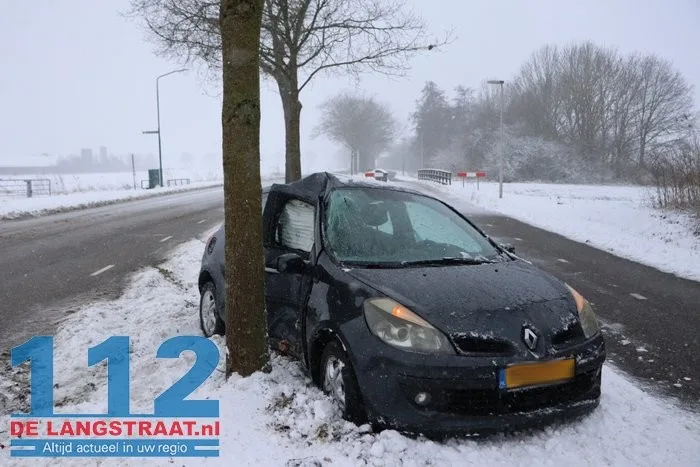 Auto door gladheid tegen boom in Elshout 5 Auto door gladheid tegen boom in Elshout 112 De Langstraat