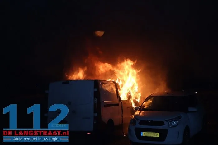 Buurt opgeschrikt door harde knal: bestelbus brandt volledig uit in Esdoornstraat Waalwijk 112 De Langstraat