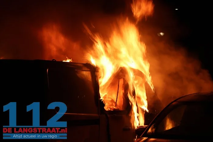 Buurt opgeschrikt door harde knal: bestelbus brandt volledig uit in Esdoornstraat Waalwijk 112 De Langstraat