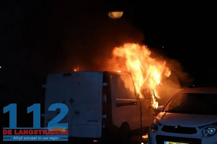 Buurt opgeschrikt door harde knal: bestelbus brandt volledig uit in Esdoornstraat Waalwijk 112 De Langstraat