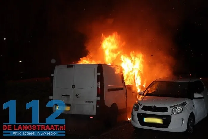 Buurt opgeschrikt door harde knal: bestelbus brandt volledig uit in Esdoornstraat Waalwijk 112 De Langstraat