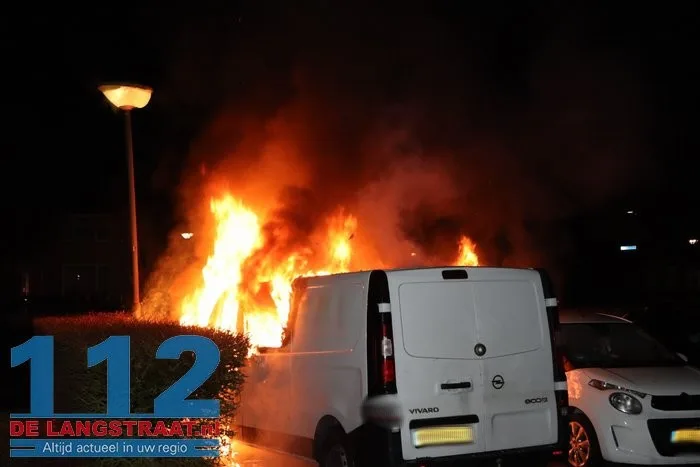 Buurt opgeschrikt door harde knal: bestelbus brandt volledig uit in Esdoornstraat Waalwijk 112 De Langstraat