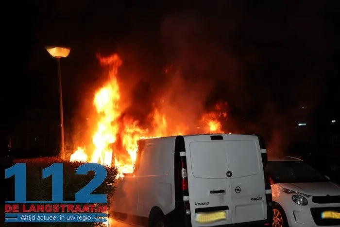 Buurt opgeschrikt door harde knal: bestelbus brandt volledig uit in Esdoornstraat Waalwijk 112 De Langstraat