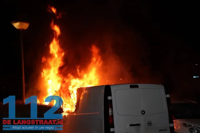Buurt opgeschrikt door harde knal: bestelbus brandt volledig uit in Esdoornstraat Waalwijk 112 De Langstraat
