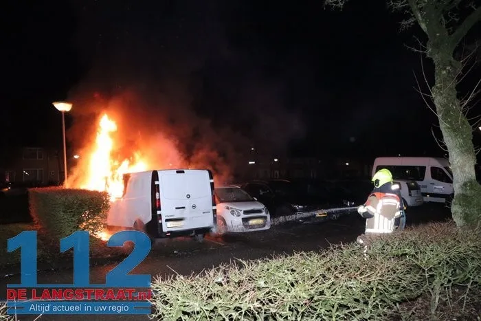 Buurt opgeschrikt door harde knal: bestelbus brandt volledig uit in Esdoornstraat Waalwijk 112 De Langstraat