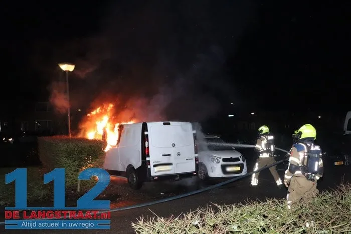 Buurt opgeschrikt door harde knal: bestelbus brandt volledig uit in Esdoornstraat Waalwijk 112 De Langstraat