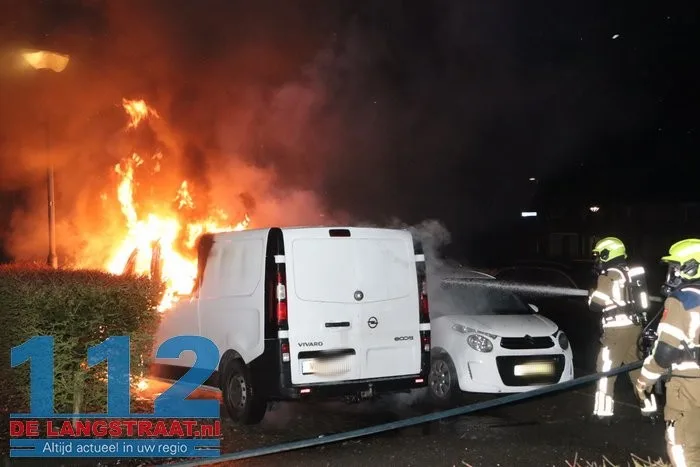 Buurt opgeschrikt door harde knal: bestelbus brandt volledig uit in Esdoornstraat Waalwijk 112 De Langstraat