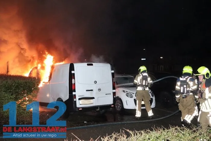 Buurt opgeschrikt door harde knal: bestelbus brandt volledig uit in Esdoornstraat Waalwijk 112 De Langstraat
