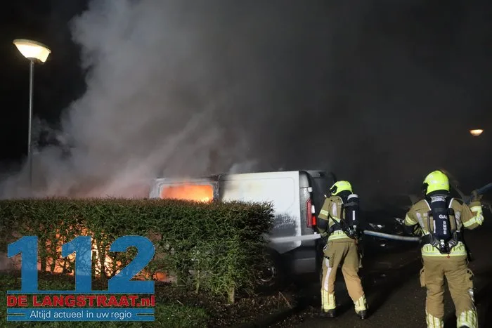Buurt opgeschrikt door harde knal: bestelbus brandt volledig uit in Esdoornstraat Waalwijk 112 De Langstraat