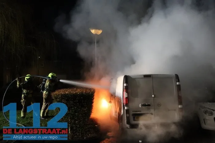 Buurt opgeschrikt door harde knal: bestelbus brandt volledig uit in Esdoornstraat Waalwijk 112 De Langstraat