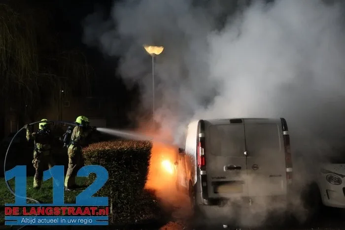 Buurt opgeschrikt door harde knal: bestelbus brandt volledig uit in Esdoornstraat Waalwijk 112 De Langstraat