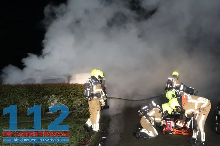 Buurt opgeschrikt door harde knal: bestelbus brandt volledig uit in Esdoornstraat Waalwijk 112 De Langstraat