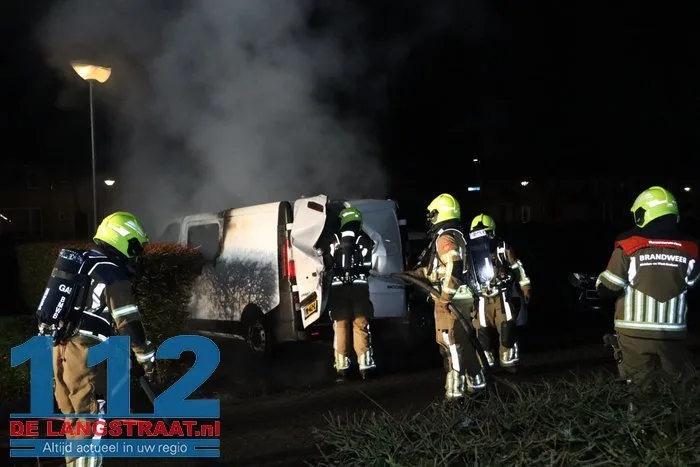 Buurt opgeschrikt door harde knal: bestelbus brandt volledig uit in Esdoornstraat Waalwijk 112 De Langstraat