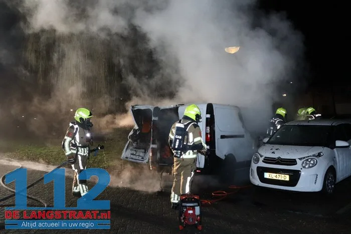 Buurt opgeschrikt door harde knal: bestelbus brandt volledig uit in Esdoornstraat Waalwijk 112 De Langstraat
