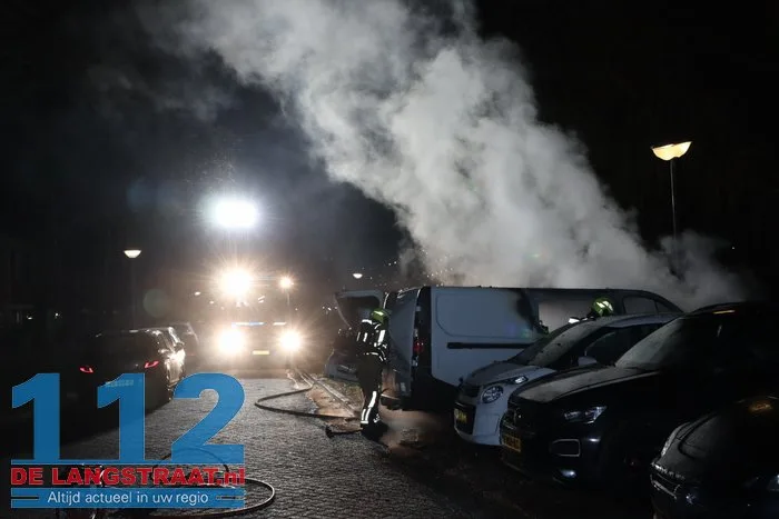Buurt opgeschrikt door harde knal: bestelbus brandt volledig uit in Esdoornstraat Waalwijk 112 De Langstraat
