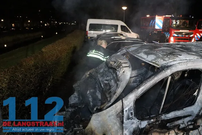 Buurt opgeschrikt door harde knal: bestelbus brandt volledig uit in Esdoornstraat Waalwijk 112 De Langstraat