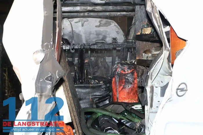 Buurt opgeschrikt door harde knal: bestelbus brandt volledig uit in Esdoornstraat Waalwijk 112 De Langstraat