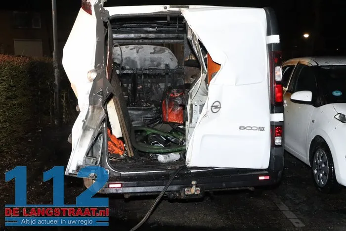 Buurt opgeschrikt door harde knal: bestelbus brandt volledig uit in Esdoornstraat Waalwijk 112 De Langstraat