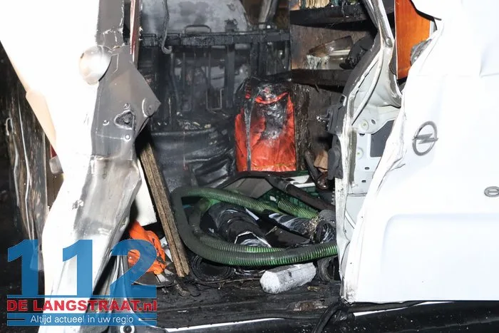 Buurt opgeschrikt door harde knal: bestelbus brandt volledig uit in Esdoornstraat Waalwijk 112 De Langstraat