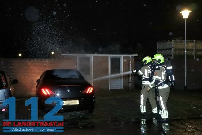 Brandstichting aan de Erve: ruit ingeslagen en auto van binnenuit verwoest 112 De Langstraat