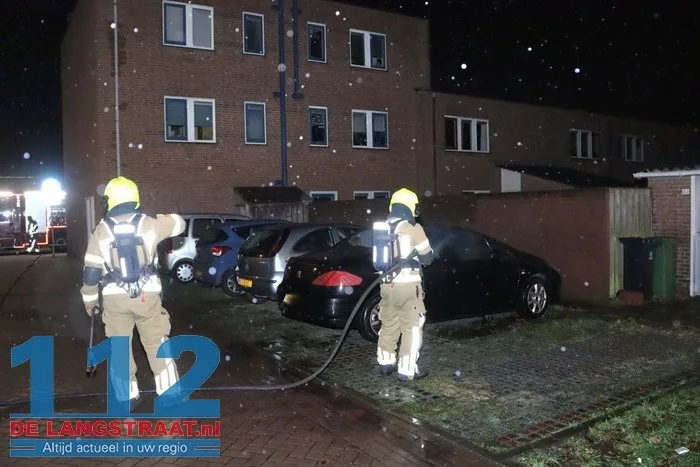 Brandstichting aan de Erve: ruit ingeslagen en auto van binnenuit verwoest 112 De Langstraat
