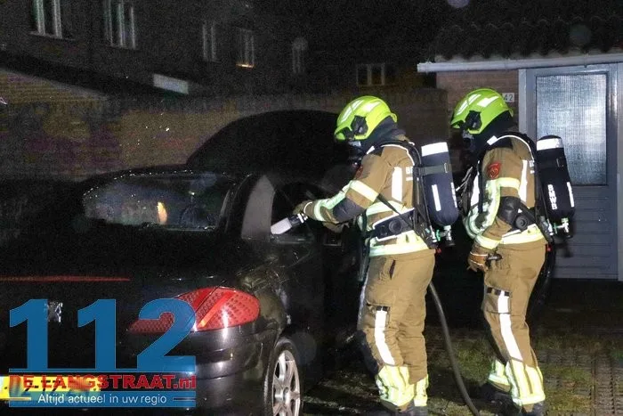 Brandstichting aan de Erve: ruit ingeslagen en auto van binnenuit verwoest 112 De Langstraat