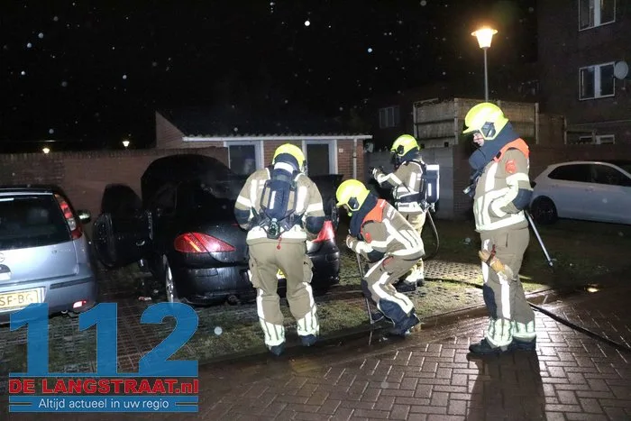 Brandstichting aan de Erve: ruit ingeslagen en auto van binnenuit verwoest 112 De Langstraat