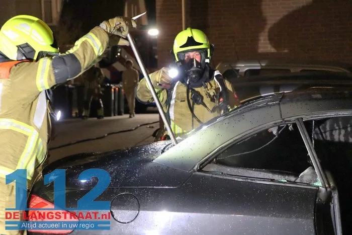 Brandstichting aan de Erve: ruit ingeslagen en auto van binnenuit verwoest 112 De Langstraat