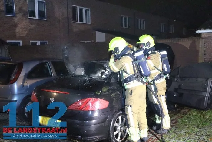 Brandstichting aan de Erve: ruit ingeslagen en auto van binnenuit verwoest 112 De Langstraat