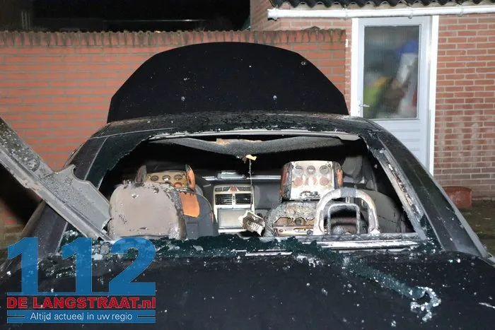 Brandstichting aan de Erve: ruit ingeslagen en auto van binnenuit verwoest 112 De Langstraat