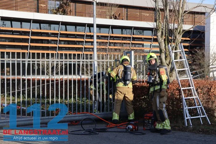 Brand uitgebroken op terrein van Ecco in Dongen, brandweer stond kwartier voor gesloten poort 112 De Langstraat