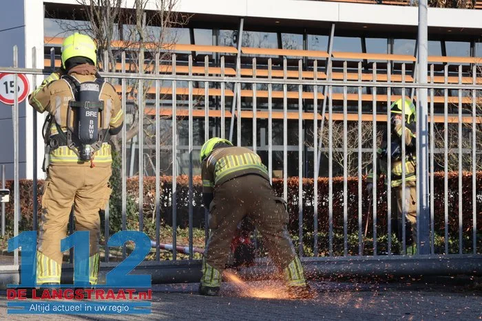 Brand uitgebroken op terrein van Ecco in Dongen, brandweer stond kwartier voor gesloten poort 112 De Langstraat
