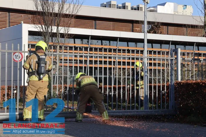 Brand uitgebroken op terrein van Ecco in Dongen, brandweer stond kwartier voor gesloten poort 112 De Langstraat