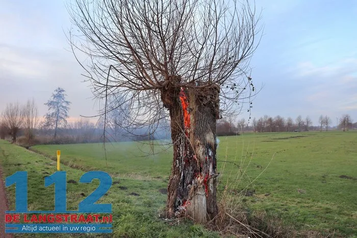 Jongentje in brandweerkleding helpt brandweer bij blussen brandende knotwilg Sprang-Capelle 112 De Langstraat