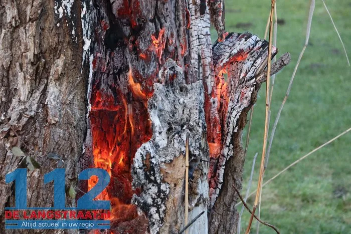 Jongentje in brandweerkleding helpt brandweer bij blussen brandende knotwilg Sprang-Capelle 112 De Langstraat