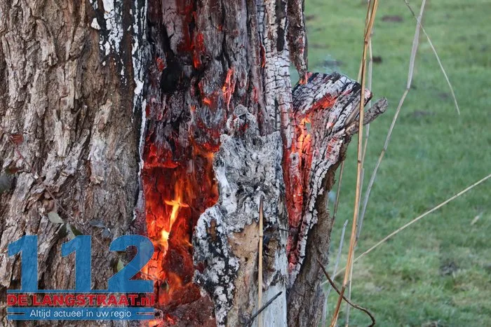 Jongentje in brandweerkleding helpt brandweer bij blussen brandende knotwilg Sprang-Capelle 112 De Langstraat