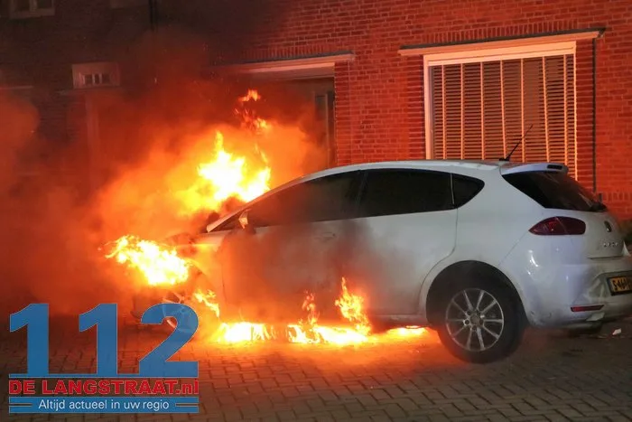 Opnieuw autobrand in Waalwijk: politie zet poederblusser tevergeefs in 112 De Langstraat