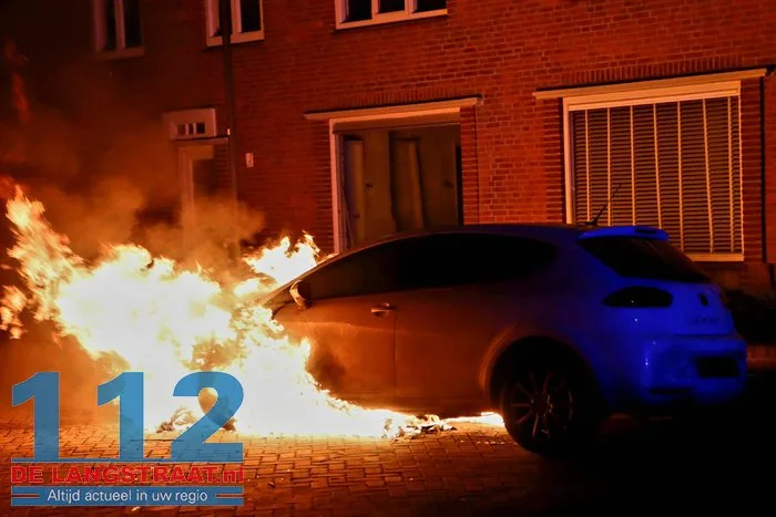 Opnieuw autobrand in Waalwijk: politie zet poederblusser tevergeefs in 112 De Langstraat