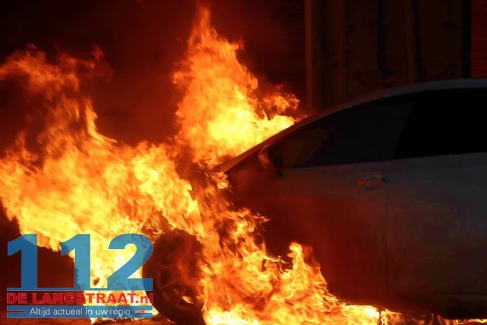 Opnieuw autobrand in Waalwijk: politie zet poederblusser tevergeefs in 112 De Langstraat