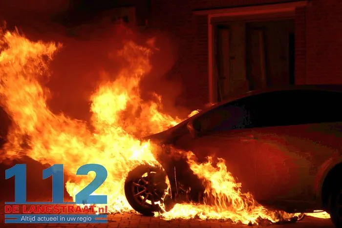 Opnieuw autobrand in Waalwijk: politie zet poederblusser tevergeefs in 112 De Langstraat
